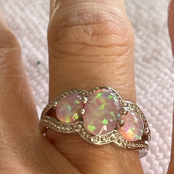 Elegant Silver and Pink Opal Ring - Picture 2 of 4